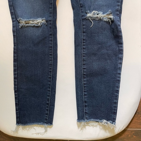 Universal Thread Distressed Jeans - Picture 6 of 9